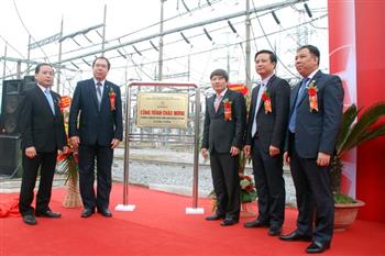 Gắn biển chào mừng “Công trình xây dựng mạch 2 đường dây 110kV Đông Anh - Vân Trì
